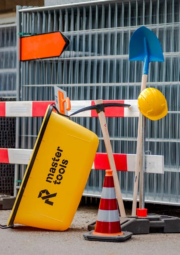 Caisse à mortier Mastertools sur un chantier balisé